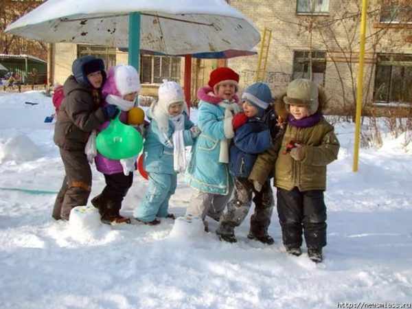 Дети выстроились друг за другом на снегу