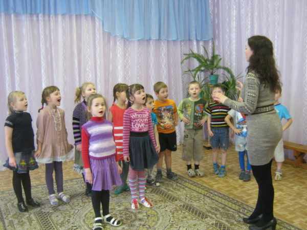 Дети поют на занятии