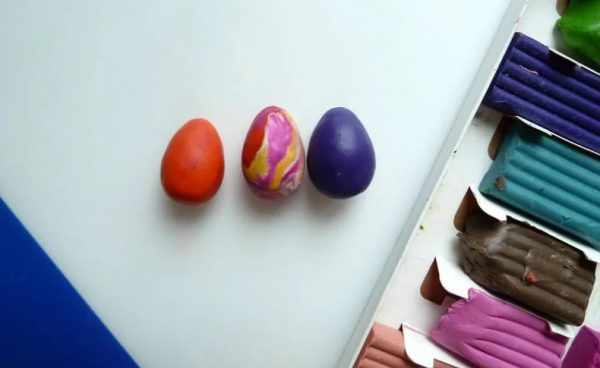 Разноцветные яйца из пластилина