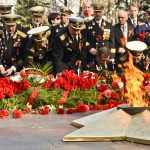 Современные военные возлагают цветы в Вечному огню