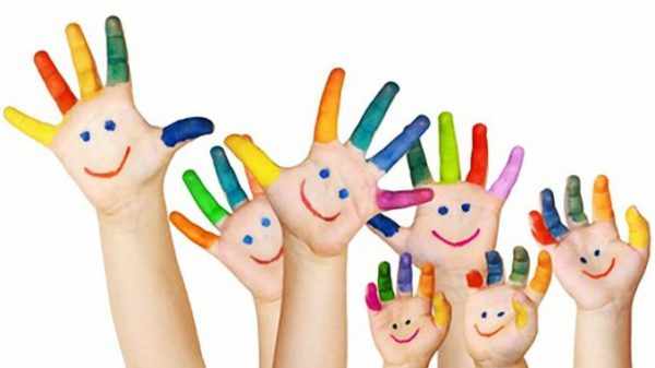Детские ладошки с разноцветными пальчиками и мордашками