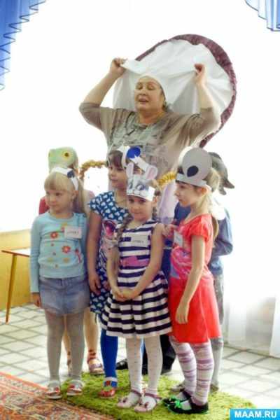 Дети и педагог инсценируют сказку «Под грибом»