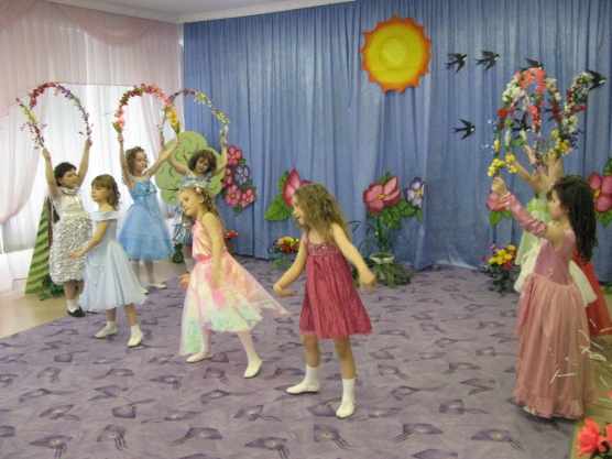 Девочки в бальных платьях участвуют в театральной постановке