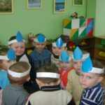 Дети с шапочками-капельками на головах стоят в кругу