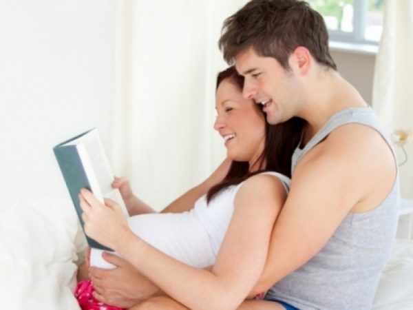 Муж и жена читают книжку
