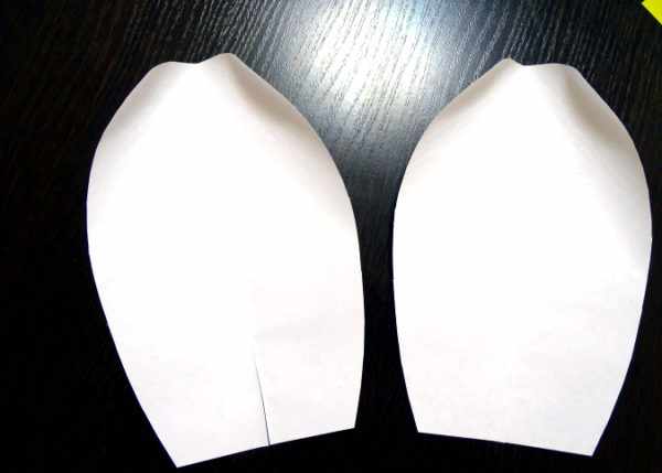 Лепестки из белой бумаги