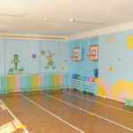 Физкультурный зал с рисунками на стенах и баскетбольными кольцами