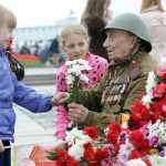 Девочки дарят цветы ветерану ВОв