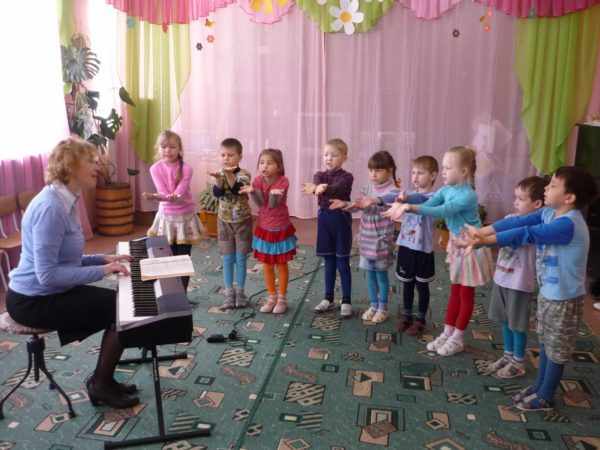 Дети поют и выполняют движения по тексту, педагог играет на синтезаторе