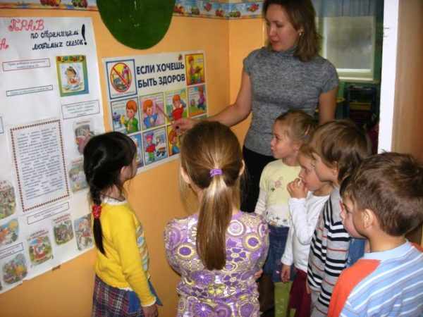 Воспитатель показывает детям плакат Если хочешь быть здоров