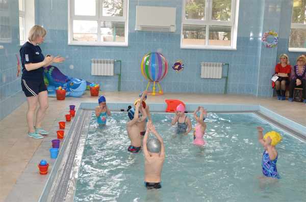Дети выполняют упражнение в бассейне