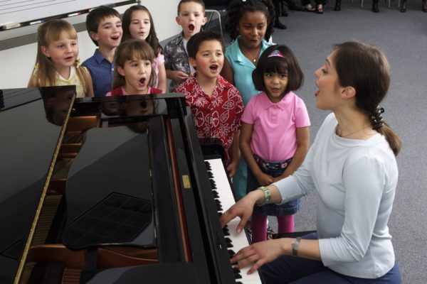 Дети и педагог распеваются под аккомпанемент фортепиано
