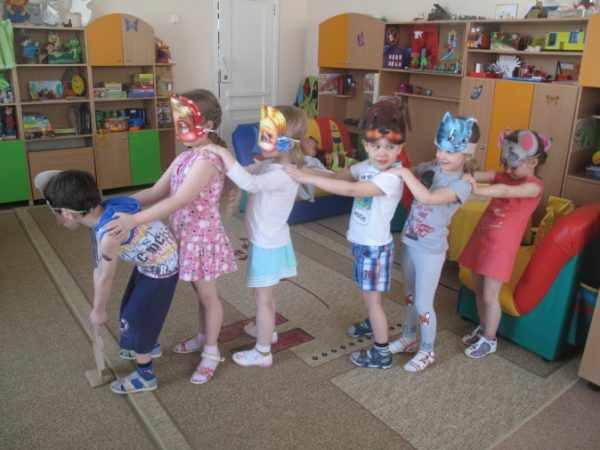 Дети в масках участвуют в инсценировке сказки «Репка»