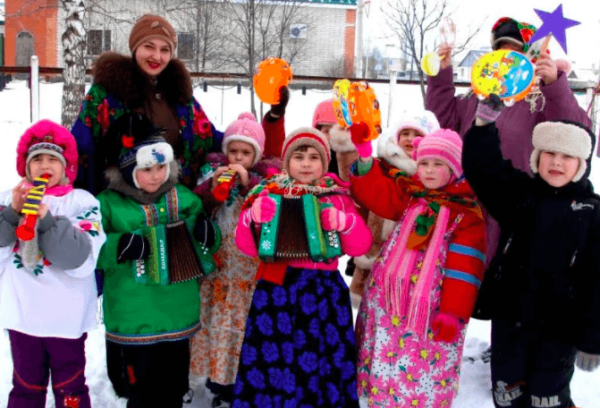 Дети и педагоги в святочных костюмах на улице