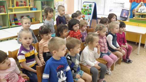Дети сидят и слушают педагога