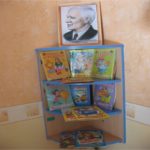 Стеллаж с книгами, наверху портрет Чуковского