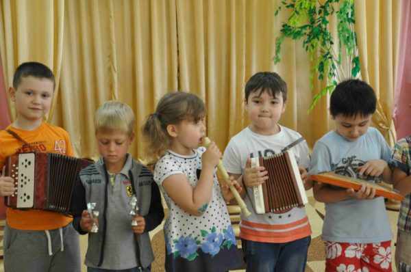 Дети с музыкальными инструментами в руках