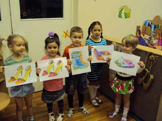 Дети стоят с рисунками видов обуви