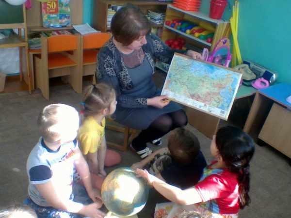 Ребята изучают глобус и физическую карту России