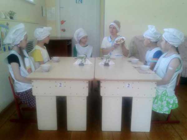 Дошкольники учатся сервировать стол в детском саду