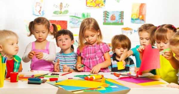 Дети с материалами для творчества: цветной бумагой, пластилином