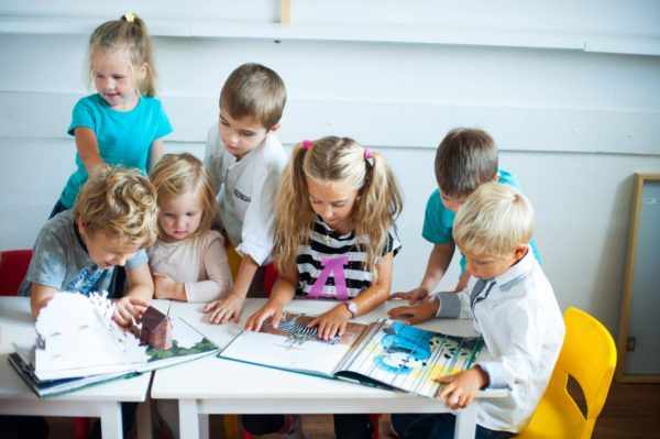 Дети рассматривают картинки и панораму в книге