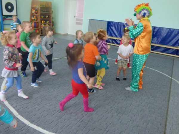 Дети играют с воспитателем в костюме клоуна