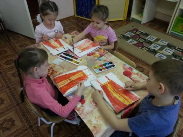 Дети за столом рисуют русский сарафан