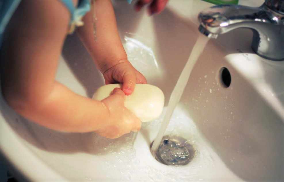 Детские руки с мылом 
