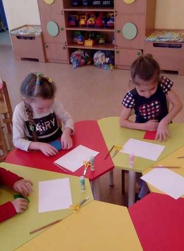 Дети складывают лист бумаги гармошкой