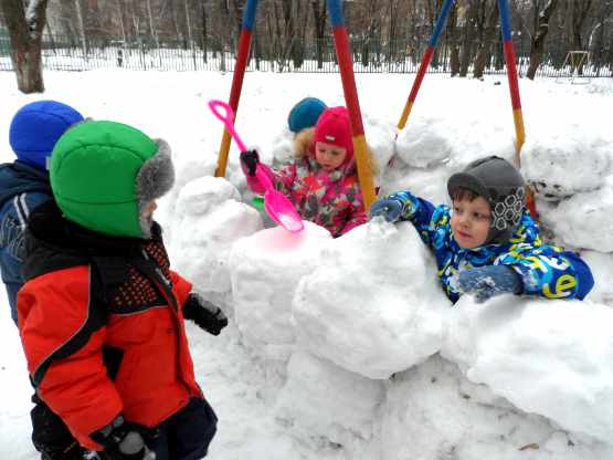 Дети строят снежную крепость