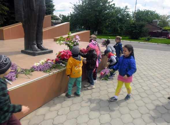 Дети возлагают цветы к памятнику