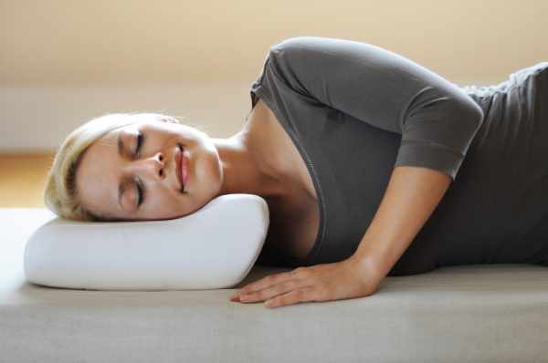 Женщина спит на ортодепической подушке