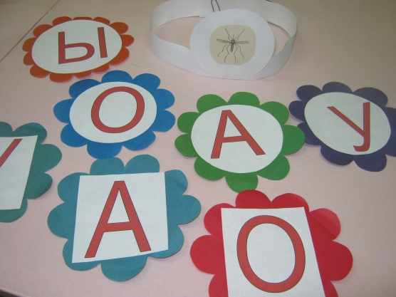 Цветы из цветной бумаги с большими карточками с гласными буквами и Ы
