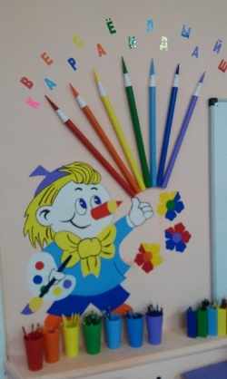 Карандаш держит в руках краски и букет из карандашей