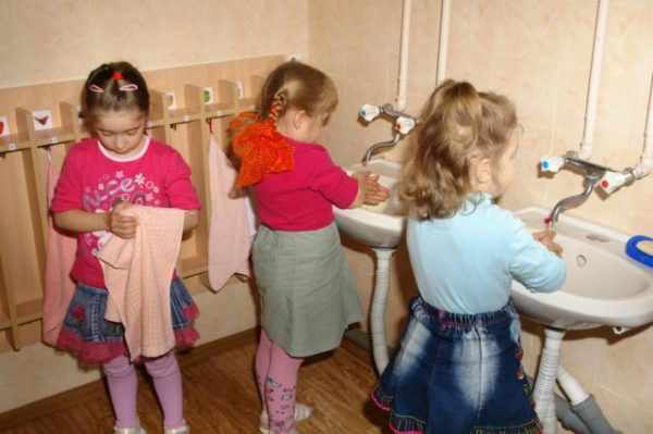 Три девочки моют и вытирают руки
