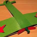 Зелёный самолёт с красными звёздами