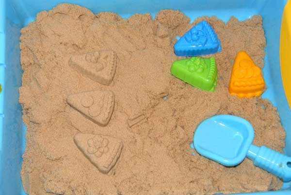 Куличики из песка, формочки и совок