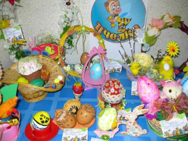 Пасхальная выставка: крашеные яйца, куличи на столе