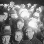 Радостные люди на Параде Победы в 1945