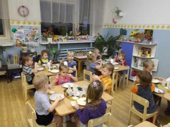 Дети за столиками кушают