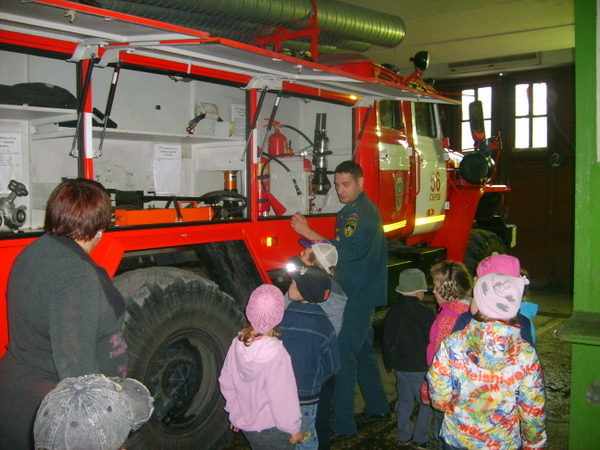 Дошкольники рассматривают пожарную машину
