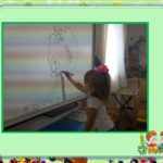 Девочка рисует на интерактивной доске