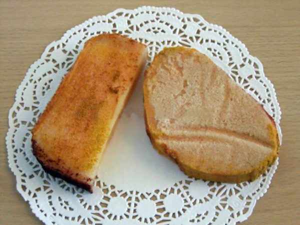 Ломтики хлеба из поролона лежат на кружевной салфетке