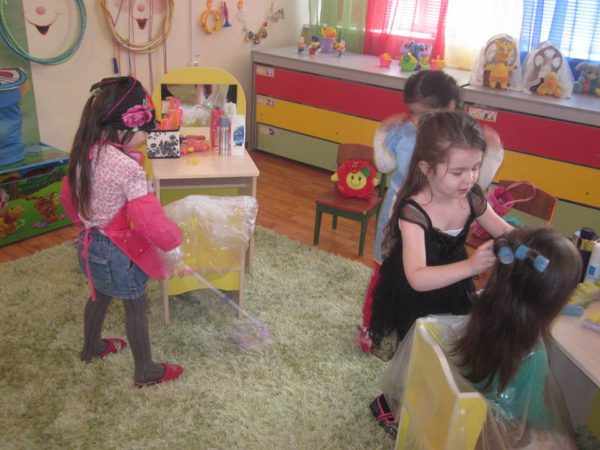 Девочки играют в парикмахерскую