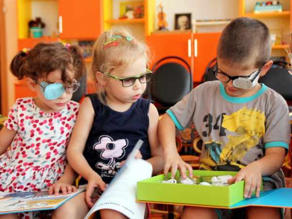 Дети в очках играют и читают