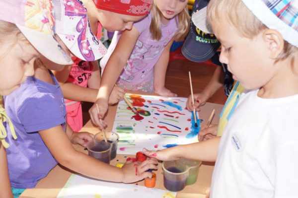 Дети рисуют красками