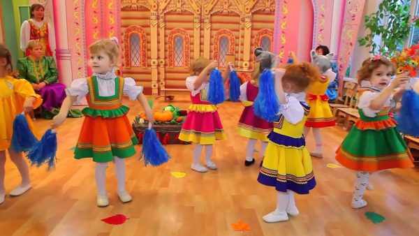 Девочки танцуют в костюмах с султанчиками в руках