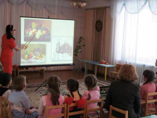 Педагог показывает детям репродукции картин на большом экране