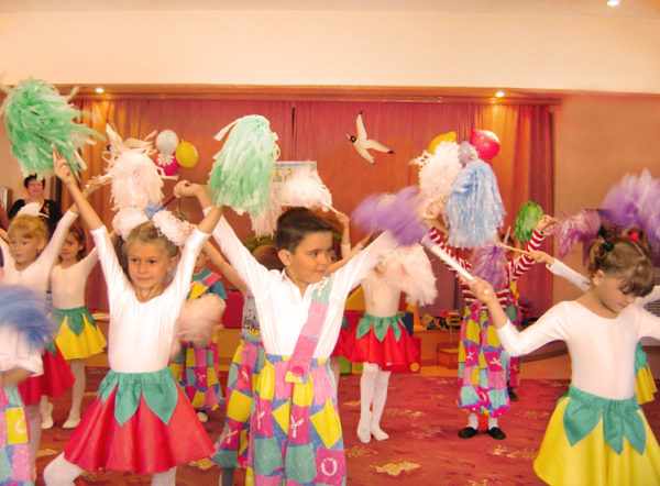 Дети в танцевальных костюмах и с султанчиками в руках участвуют в представлении